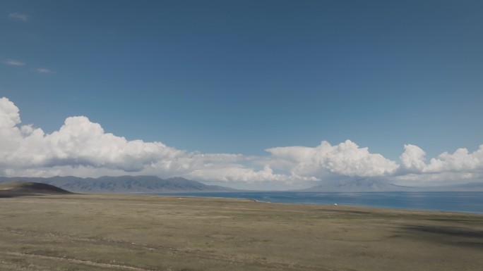 新疆 伊犁 赛里木湖 山川 蓝天 白云