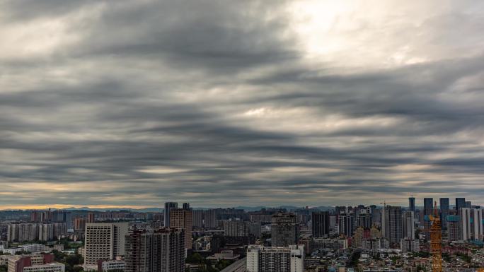 城市清晨地平线朝霞乌云滚滚云层流动延时