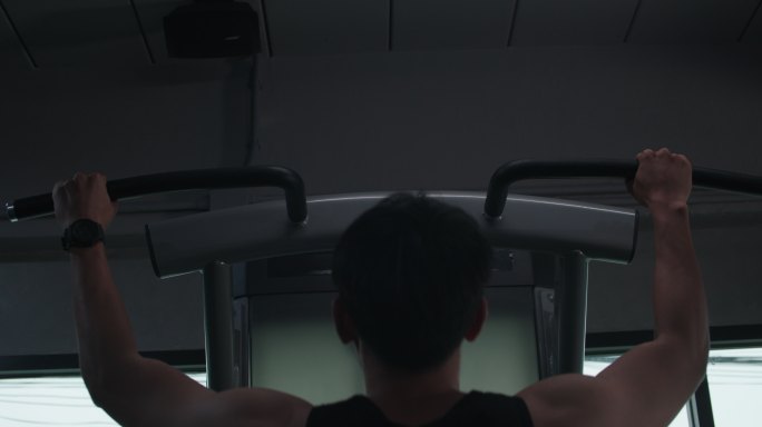 亚洲健身男子拉起身体训练身体