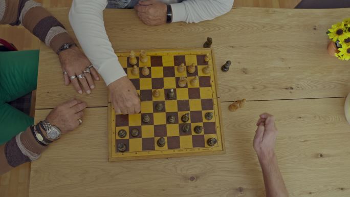 老年人下棋棋盘