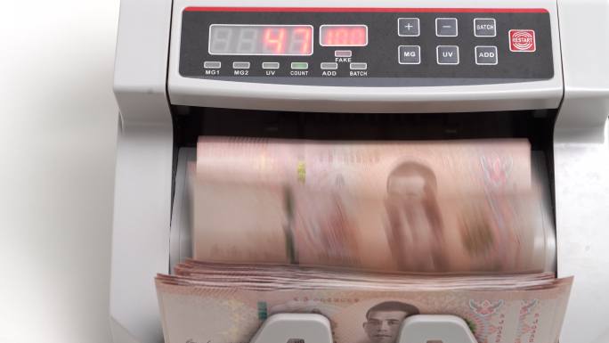 泰国钞票1000泰铢（1,00泰铢）在钞票计数器中计数的特写镜头，货币，计数，银行计数器，机器，纸币