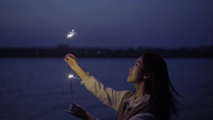 唯美仙女棒手持烟花奔跑