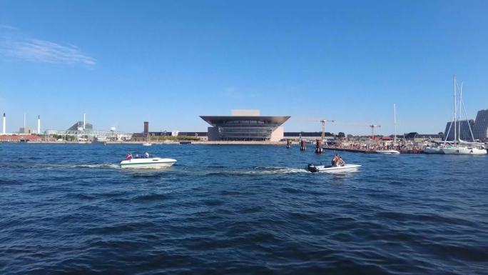丹麦哥本哈根歌剧院与蓝色的大海风光