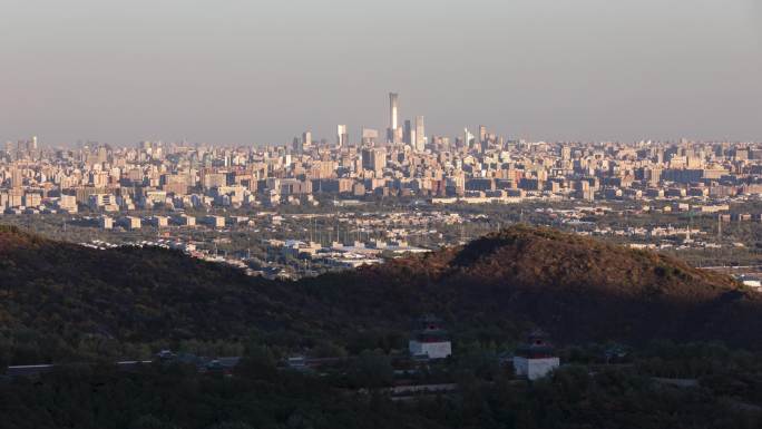 北京西山八大处公园远眺城市日落光影变幻