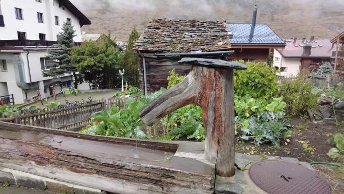 清澈的水渠，位于瑞士山谷中的小镇采尔马特
