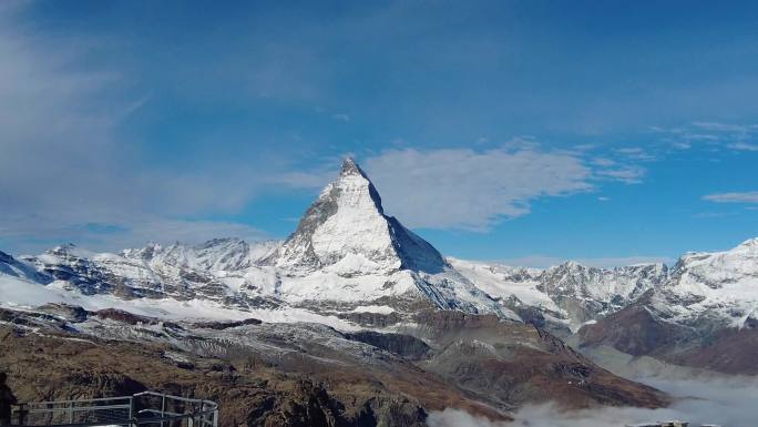 远眺雄伟的瑞士马特洪峰雪山与阿尔卑斯山脉
