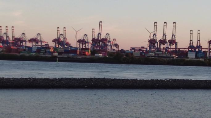 繁荣发达的德国汉堡港口码头