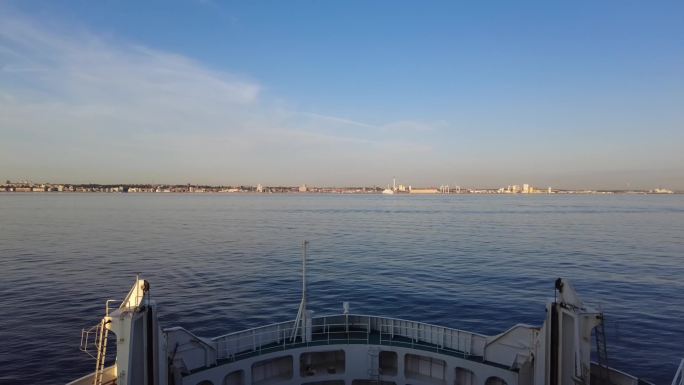 行驶的轮船横跨波罗的海厄勒海峡