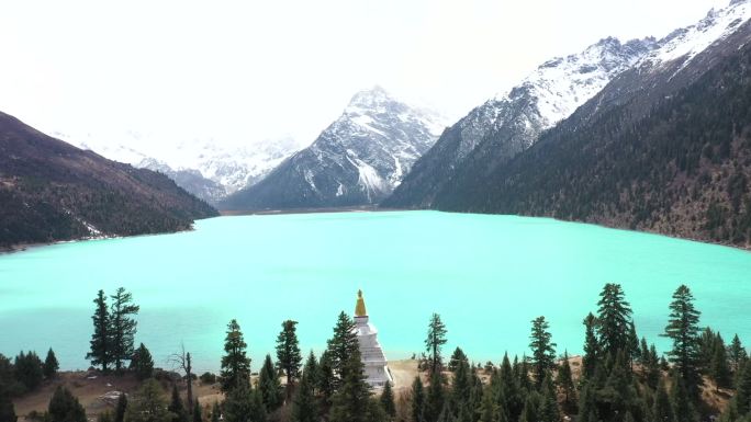 湖泊边壮美的雪山