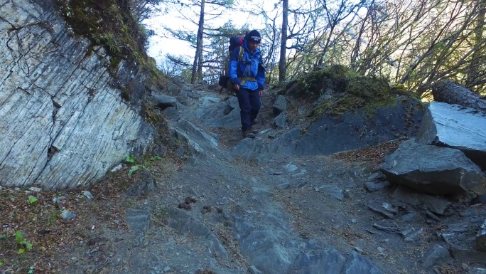 冲锋衣 旅行峡谷徒步 峡谷 男子徒步旅行