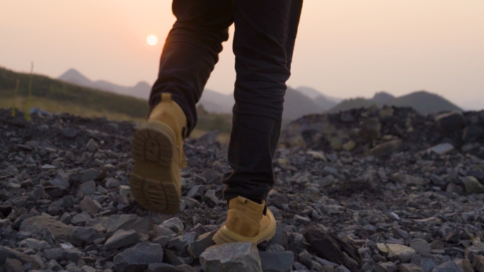 逆光行走脚步特写登山鞋广告荒野探险旅行者
