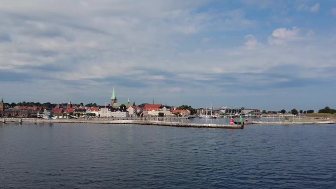 丹麦赫尔辛格位于厄勒海峡，与瑞典隔海而望