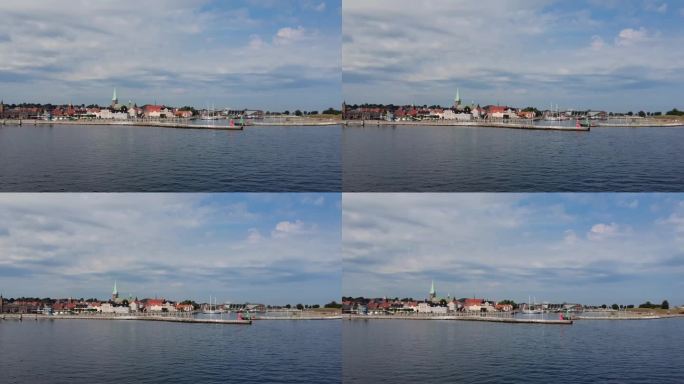 丹麦赫尔辛格位于厄勒海峡，与瑞典隔海而望