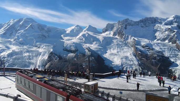 远眺雄伟的瑞士马特洪峰雪山与阿尔卑斯山脉