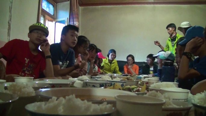 孩子们一起吃饭 少数民族地区长桌饭