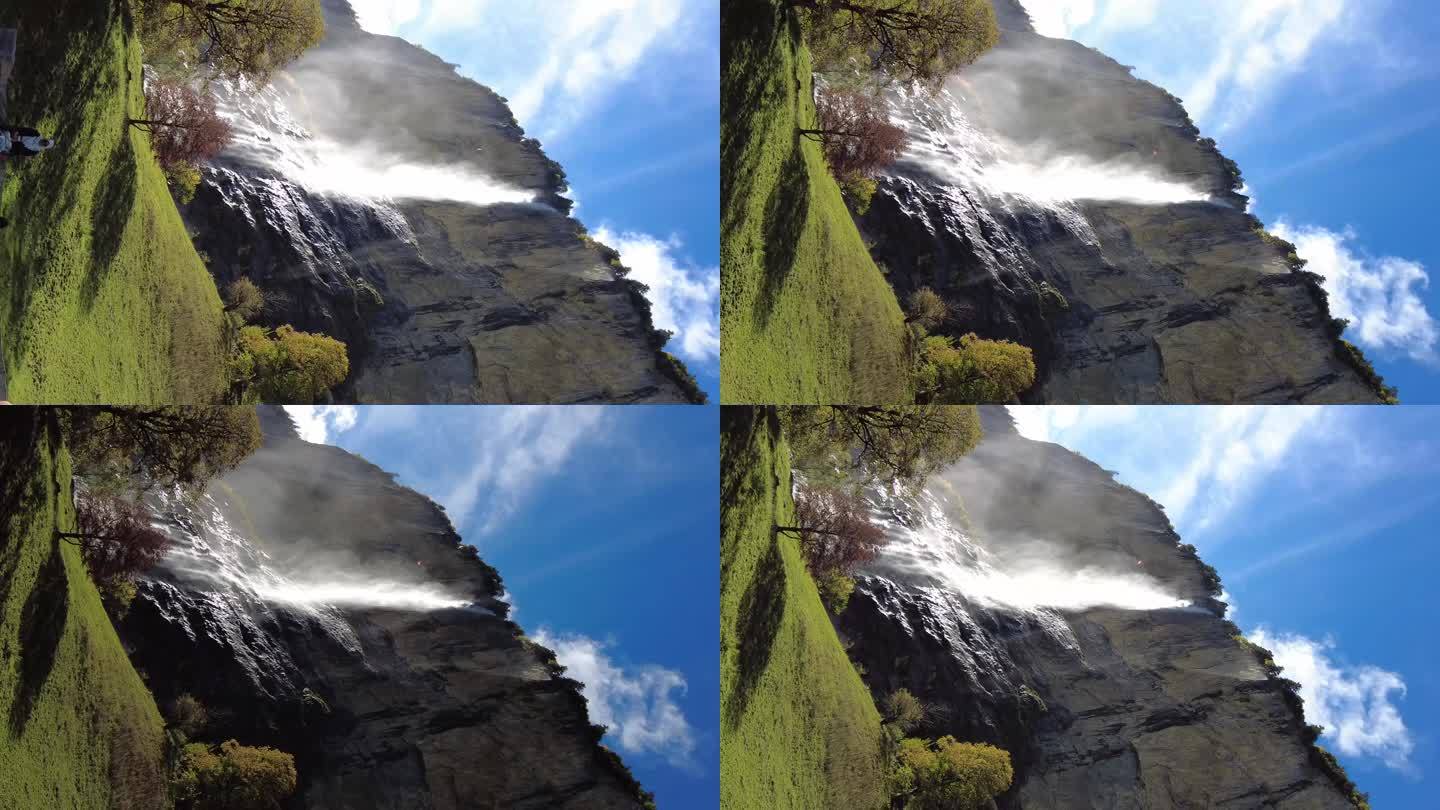雄伟的瀑布奔流而下，拍摄于瑞士劳特布龙嫩