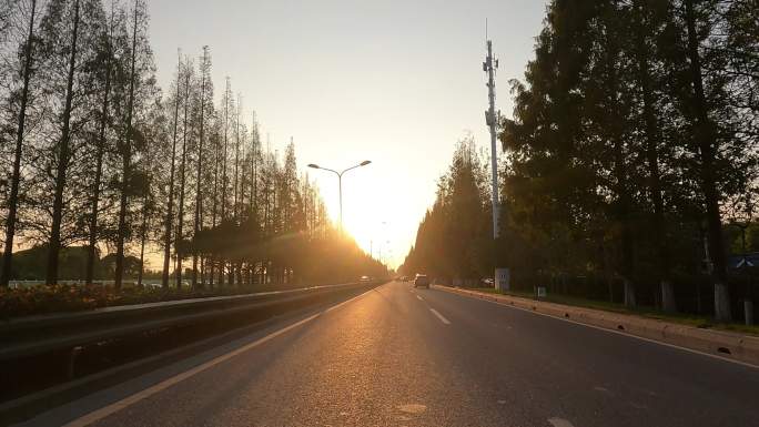 秋日温暖阳光道路