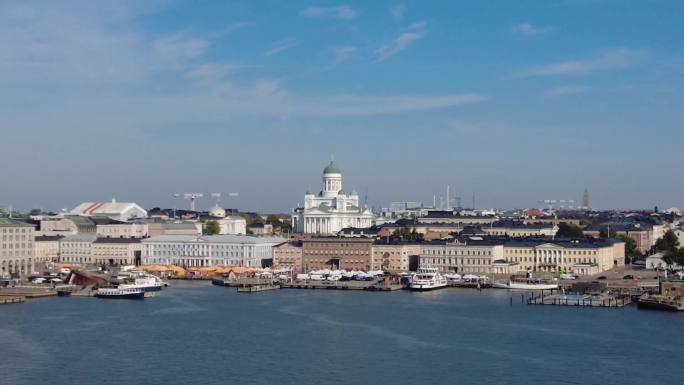 海上眺望芬兰赫尔辛基大教堂与城市天际线