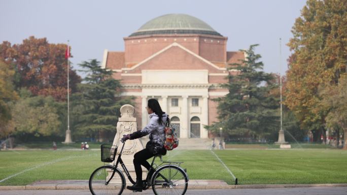 清华园大礼堂草坪 学子骑自行车路过