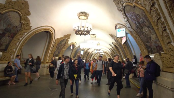 俄罗斯莫斯科地铁站厅人头攒动