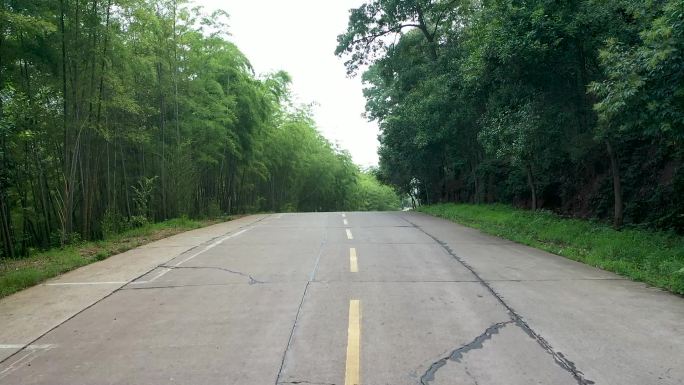 汽车在山间公路驾驶