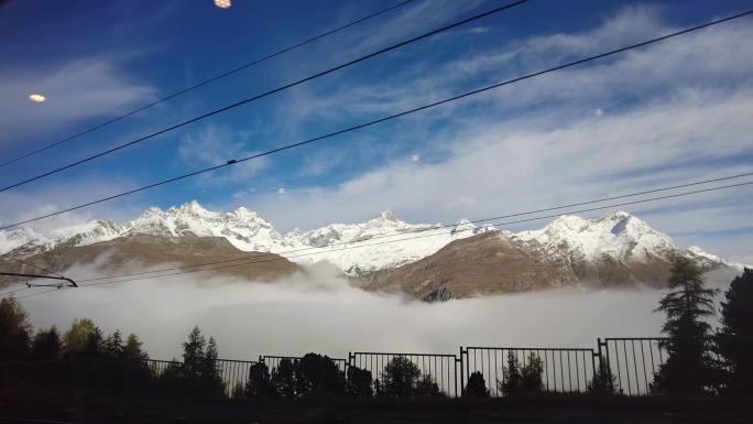 火车上远眺雄伟的瑞士马特洪峰雪山