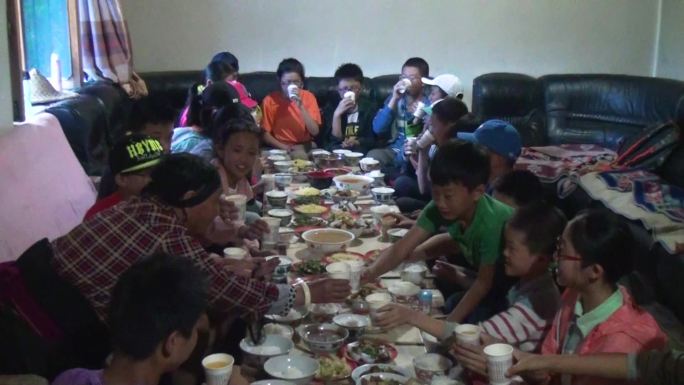 孩子们一起吃饭 少数民族地区长桌饭