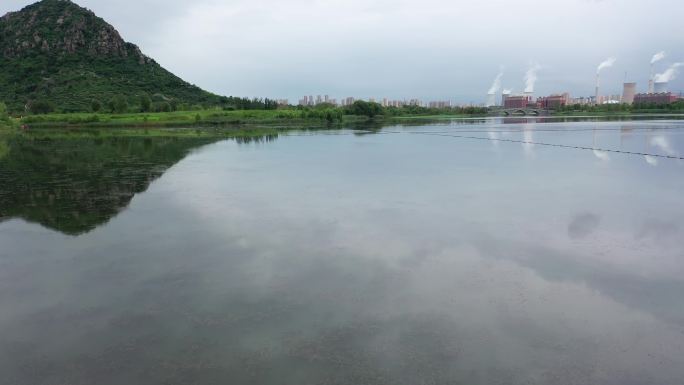 穿越桥洞平静湖面夏天山峰4k航拍