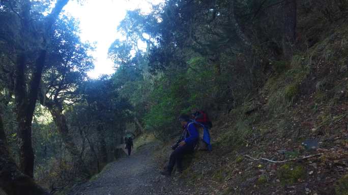 踏过泥巴路 走过河岸 踏过河边 包帐篷