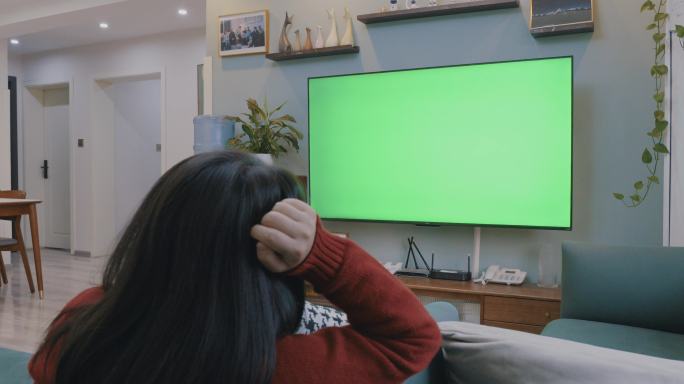 在看绿色屏幕电视的女人【侵权必究】