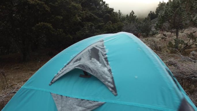 帐篷 搭帐篷 下雪天帐篷 路边住帐篷