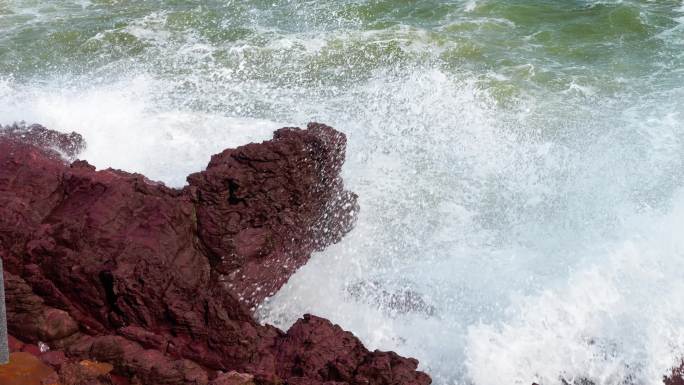 海浪拍岸