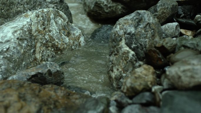 流水拍打石岸