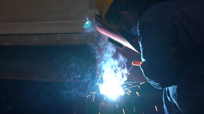 建筑工人电焊切割火花作业视频素材