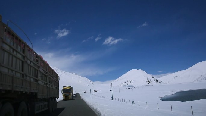 自驾旅行西藏穿越雪山景观