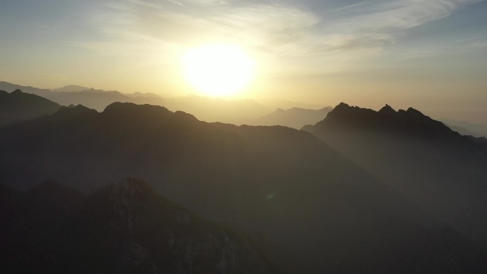 秦岭山脉夕阳剪影