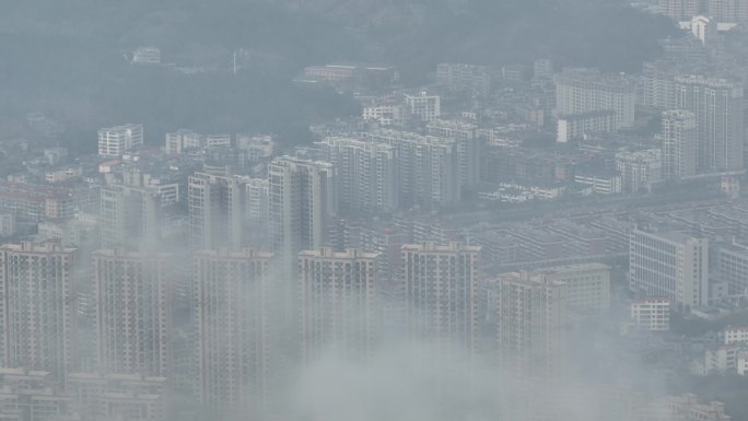 云雾环绕的县城