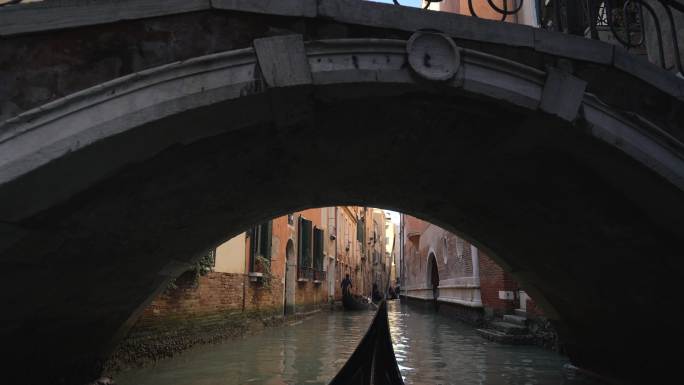 威尼斯水城小船穿过桥洞