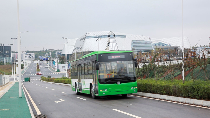 公交司机驾驶公交车在路上行驶公交动力测试