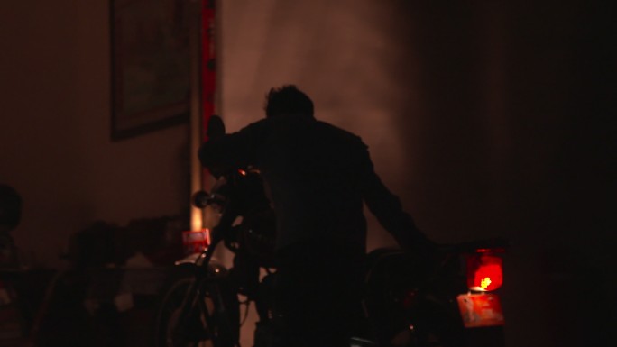 晚上骑摩托车的人