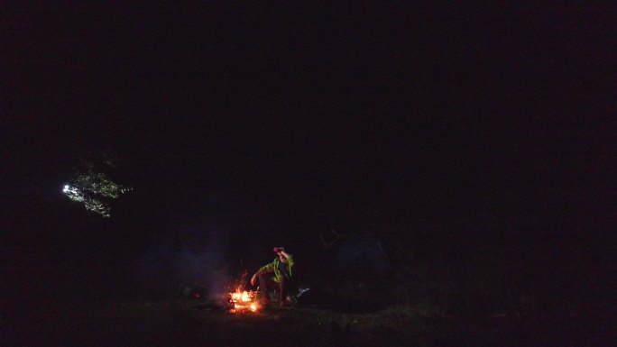 晚上孤独的小伙 生火喝水户外露营露营烤火