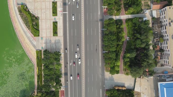垂直俯拍城市街道公路航拍车流交通街景公园