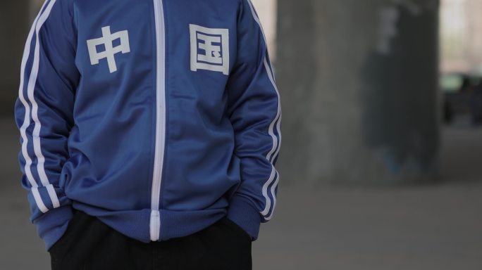 穿校服的男孩状态