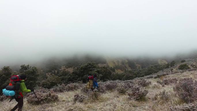 雨天徒步旅行背包穿过草原路过牧场秋季牧场