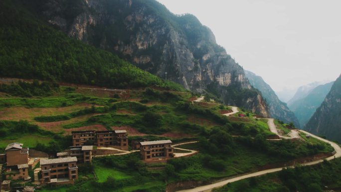 航拍高山上的藏族村落