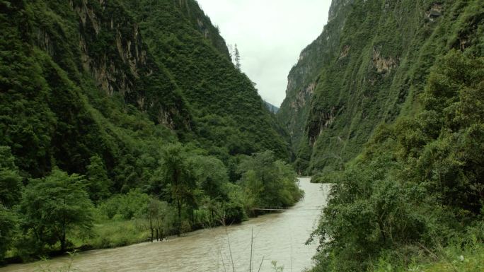 山间流水