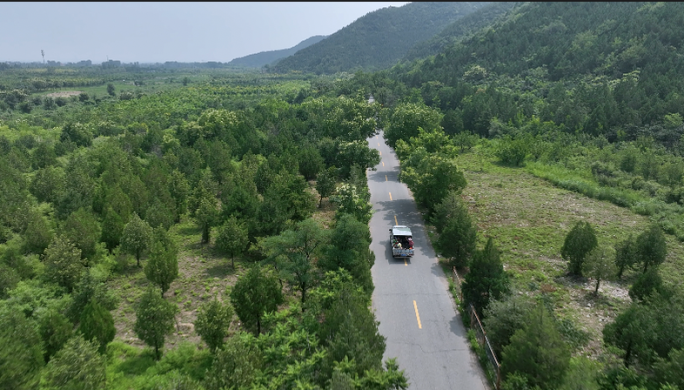 小货车山路行驶  往山里运送物质