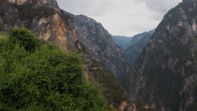 格桑花海的藏族女子和群山