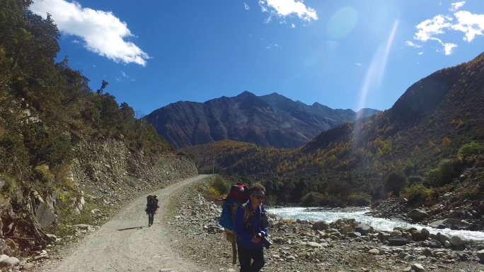 登山装冲锋衣旅行峡谷徒步峡谷男子徒步旅行