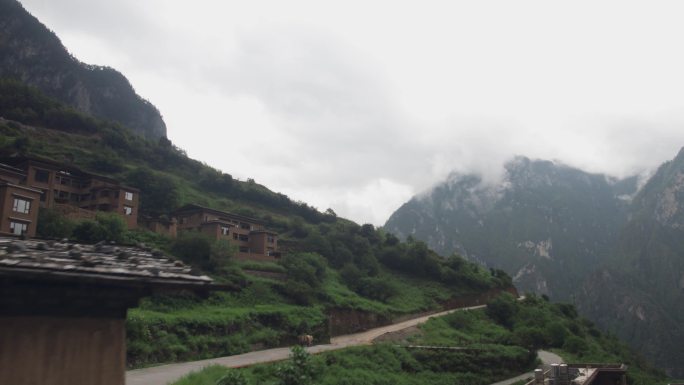 航拍高山上的藏族村落